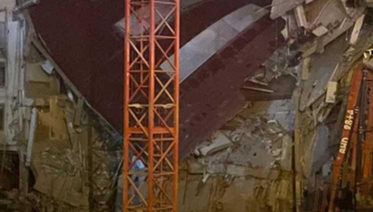 a - НА КОСЪМ ОТ ТРАГЕДИЯ: Рухна триетажна сграда на частен университет в Истанбул (ВИДЕО)