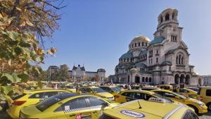 Таксиметрови шофьори излизат на протест пред сградата на Столична община