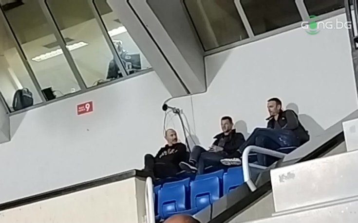 Звездна компания наблюдава мача Хебър – Берое