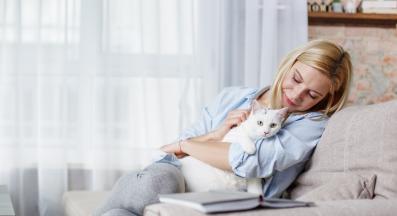 котка и стопанка у дома