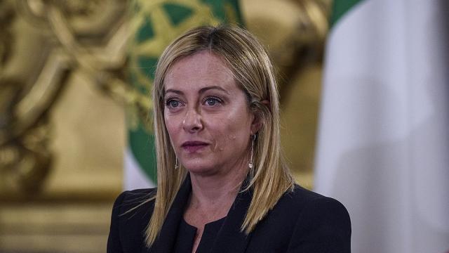 Мил кадър на Мелони с дъщеря ѝ в самолета на връщане от САЩ разбуни духовете (СНИМКА) 