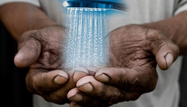 душ ръце - СЛЕД ДЕСЕТИЛЕТИЯ БЕЗ ДУШ: На 94 години почина най-мръсният човек в света (СНИМКИ)