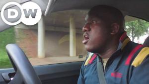 Таксиметровият шофьор Мензи Мнгома обича да изпълнява арии докато работи