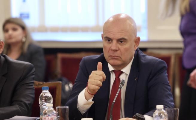 Гешев: Националната следствена служба разследва кабинета „Петков”