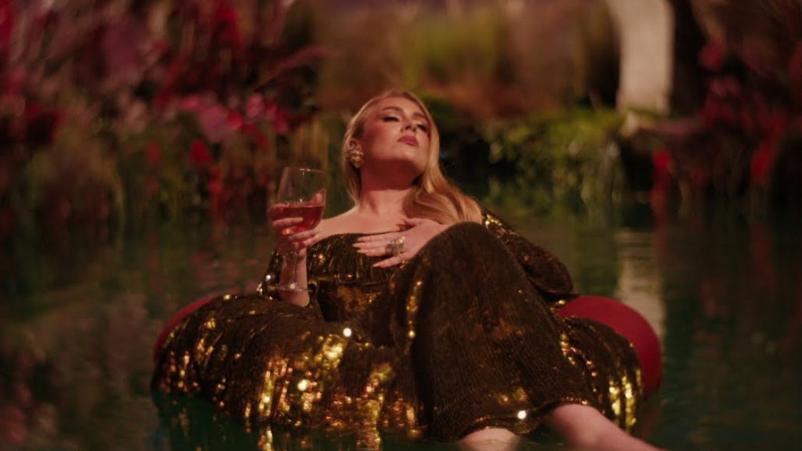 Adele с ново музикално видео за „I Drink Wine”