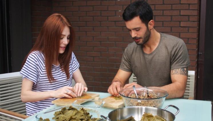 Любов под наем - ЗЛАТНО ВРЕМЕ: В кухнята на „Любов под наем“: Вкусни сармички от Дефне за Йомер (РЕЦЕПТА)