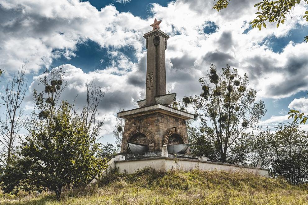 Полша разруши 4 паметника на войници от Червената армия, загинали