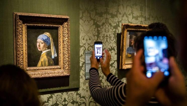 а - НЯМАТ СПИРКА: Екоактивист посегна на шедьовър, залепи главата си за картината на Вермеер 