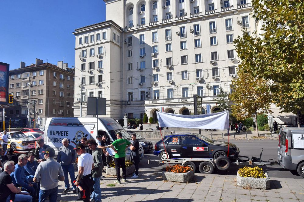 Членове на БФАС излязоха на протест срещу предоставянето на лиценза на конкурентната Автомобилната федерация на България (АФБ). Това се случва,след като Министерството на младежта и спорта (ММС) е взело решение да отмени заповедта за издаване на лиценз на БФАС и вместо това да го предостави на АФБ. В ранният следобед протеста се пренесе пред Министерство на младежта и спорта