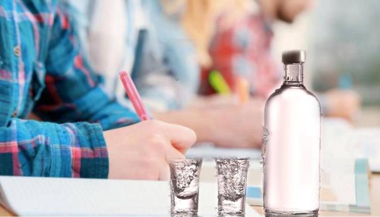 ученици алкохол - ПАДА ЯКО УЧЕНЕ: Десетокласници фиркат водка в час, момиче колабира в тоалетната (СНИМКА)