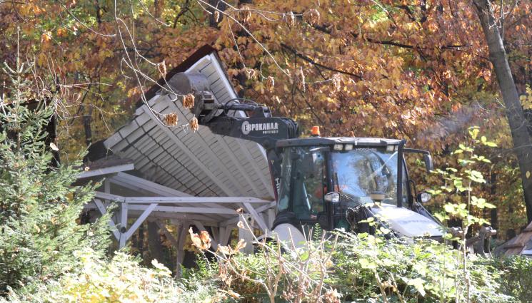 Веселото село Борисовата градина - НЯМА МЪРДАНЕ: Багер бутна Веселото село в Борисовата (СНИМКИ)