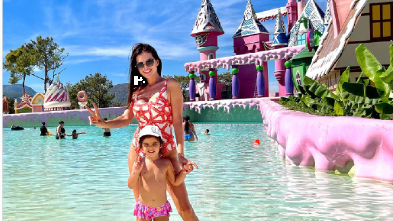 Преслава заведе дъщеричката си на аквапарк