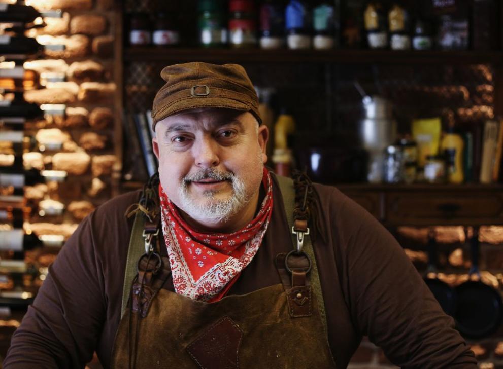 Телевизионният кулинар Ути Бъчваров приготви три 50-килограмови кюфтета на най-голямото
