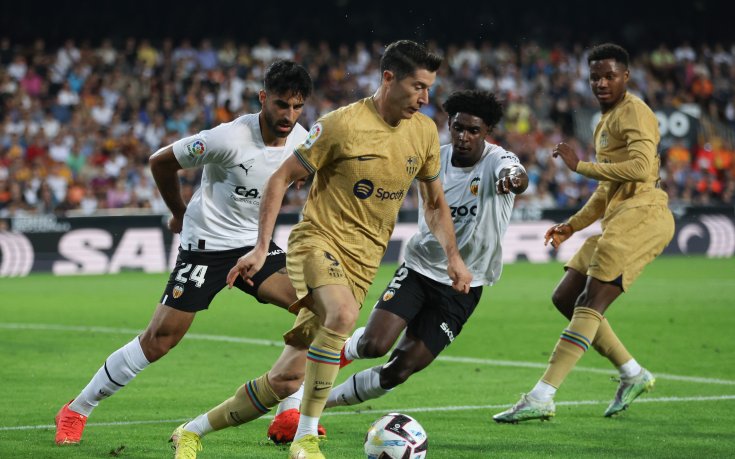 Феноменален Левандовски измъкна неубедителен Барселона в края