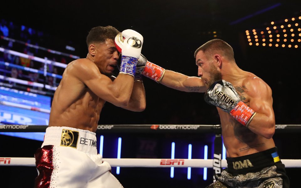 Украинският боец Василий Ломаченщо не срещна проблеми и спечели с