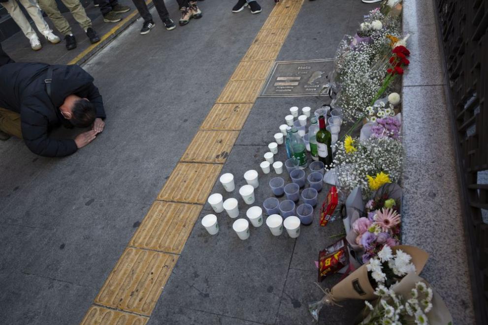 Южнокорейската полиция разследва какво е причинило смъртоносната блъсканица в Сеул,