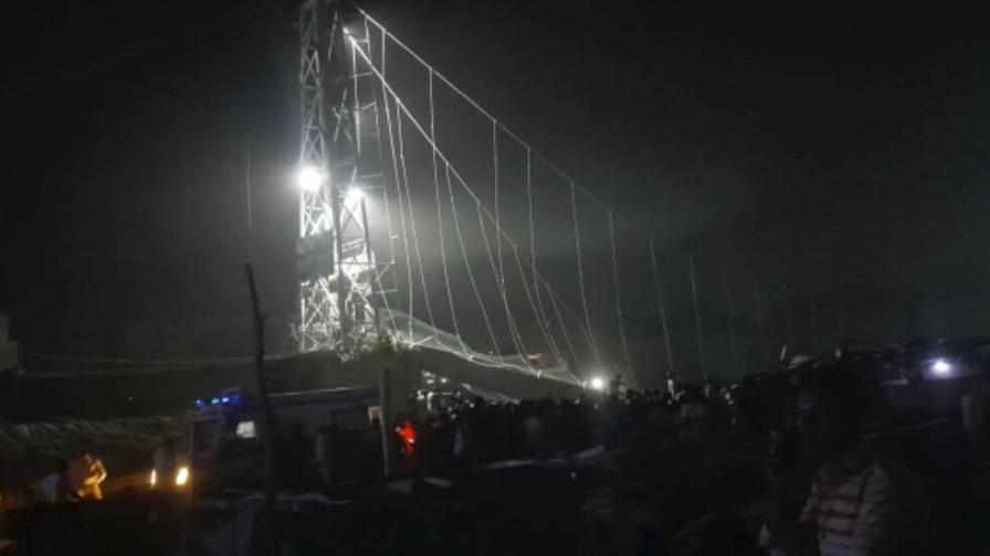 Мост рухна в Индия, десетки са загинали