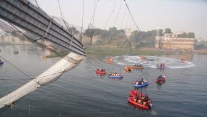 Най малко 132 са загиналите при рухването на висящия мост в