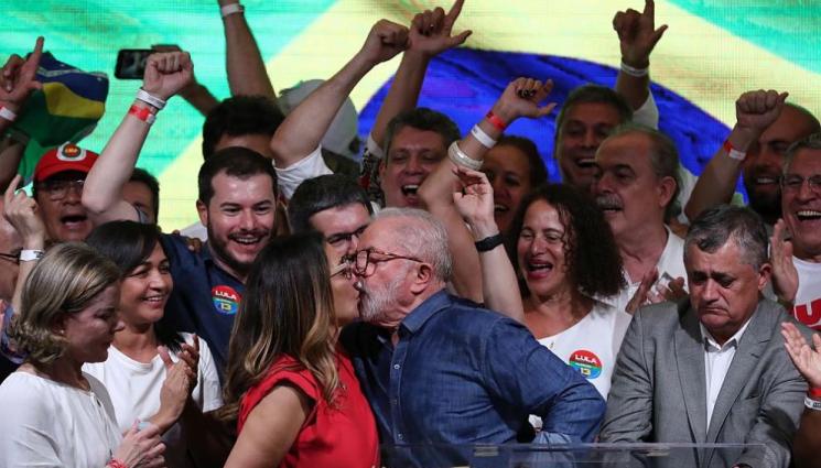 а - ЗАВРЪЩАНЕ: Левият кандидат Лула да Силва печели президентските избори в Бразилия