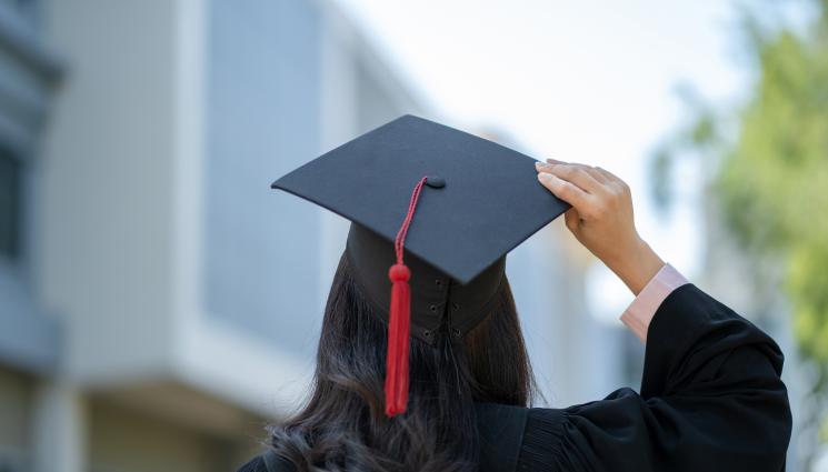 висшисти - НСИ: Всеки четвърти у нас с висше