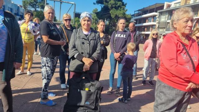 Протест в Слънчев бряг: Украинци струпаха багажа си в центъра на курорта (ГАЛЕРИЯ)