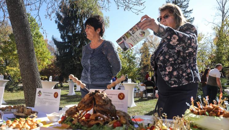 пържени петлета - Агро Телеграф: Пържени петлета са новият български хит. Марица създаде типичен селски червен домат
