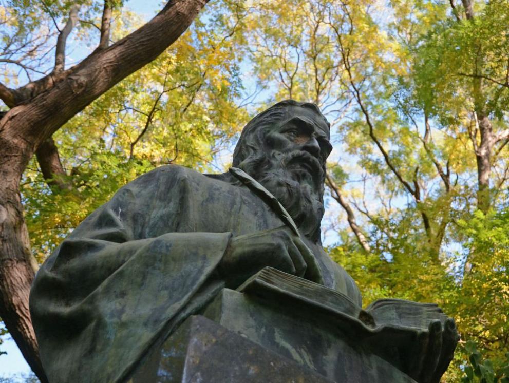 С военен ритуал и поднасяне на венци и цветя пред