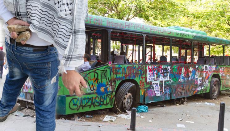 автобус - НЕОБЯСНИМА АГРЕСИЯ: Роми потрошиха четири автобуса в София, пострадал е водач (СНИМКА)