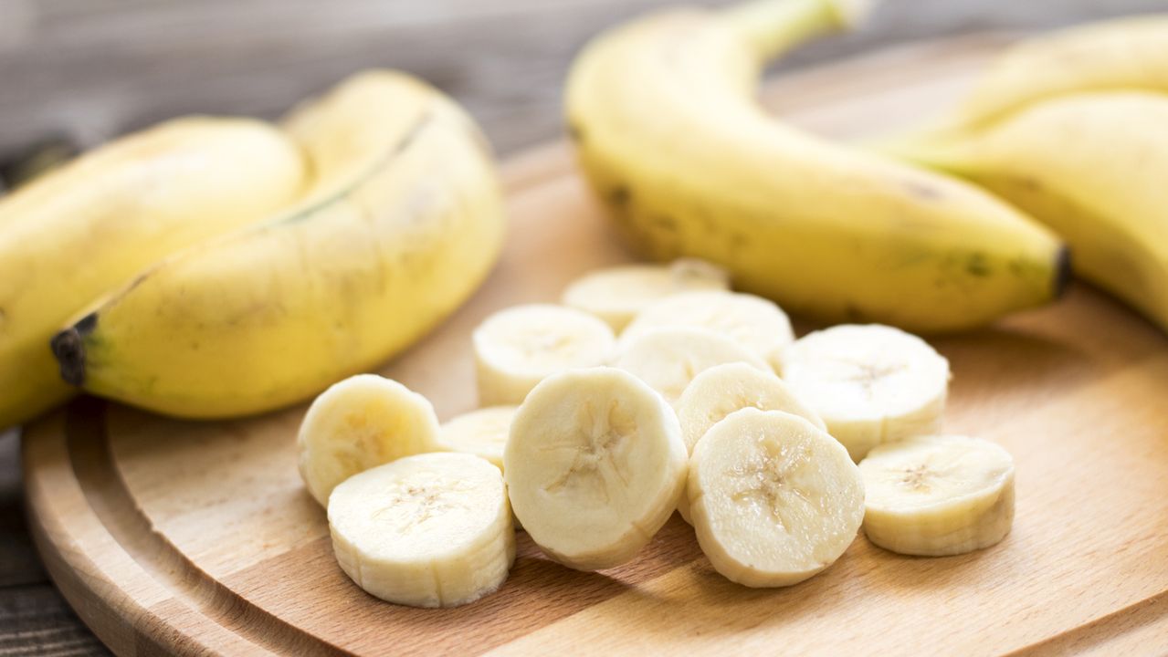 <p><strong>1. Банан</strong></p>

<p>Може да ви се стори странно, но бананът е най-подходящият плод що се отнася до добър сън. Благодарение на високото съдържание на триптофан и мелатонин ще можете да си починете, без да се притеснявате от това досадно безсъние. По този начин сънят ви ще бъде по-балансиран, мускулите ви ще се отпуснат и ще бъдете по-спокойни.&nbsp;Бананът помага за нервната система, а също така е богат на калий и магнезий.</p>