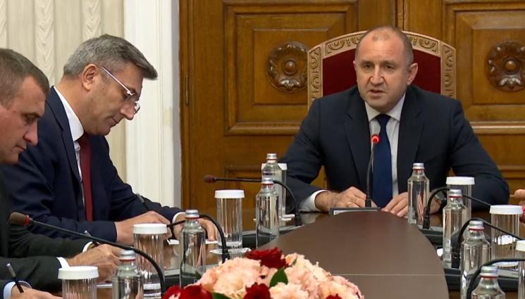 д - КОНСУЛТАЦИИ НА