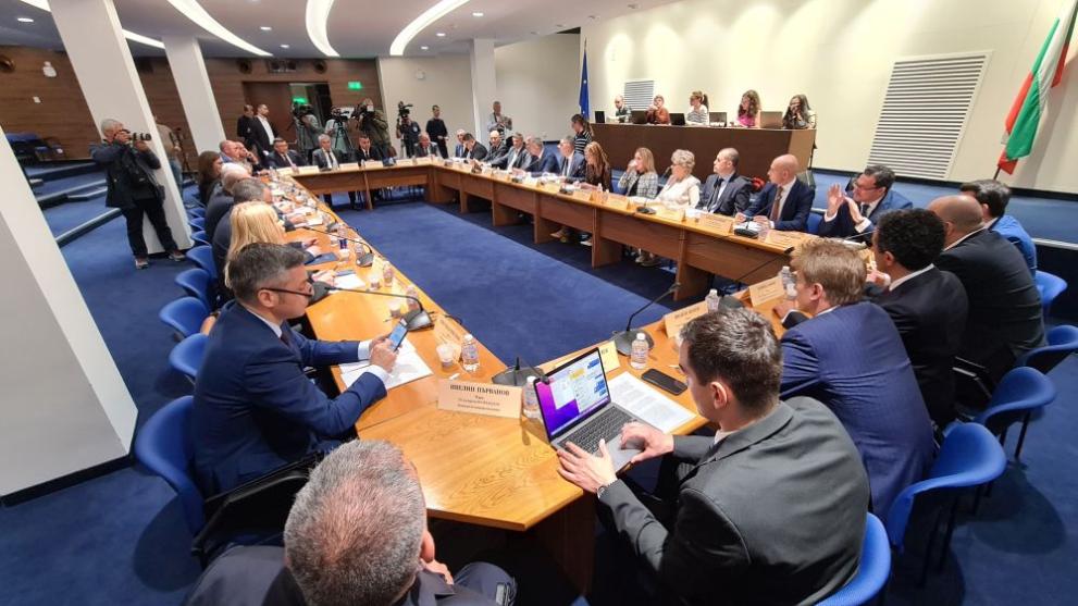 Две комисии се събраха да разглеждат двата проекта за военна помощ за Украйна