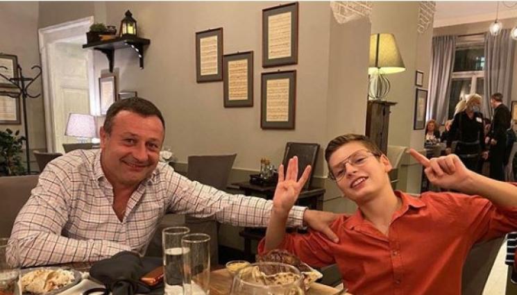 Димитър Рачков - Рачков удари 16 в механа. Празнува ЧРД с татко, брат си и русото изкушение Анита (СНИМКА)