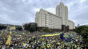 Хиляди поддръжници на президента Жаир Болсонаро призоваха днес военните да
