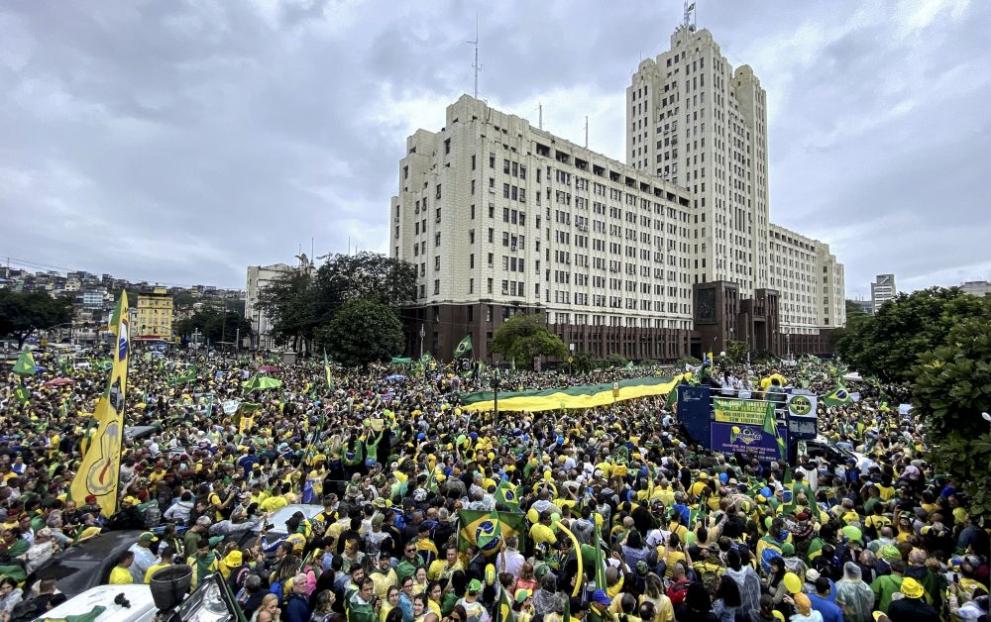 Хиляди поддръжници на президента Жаир Болсонаро призоваха днес военните да