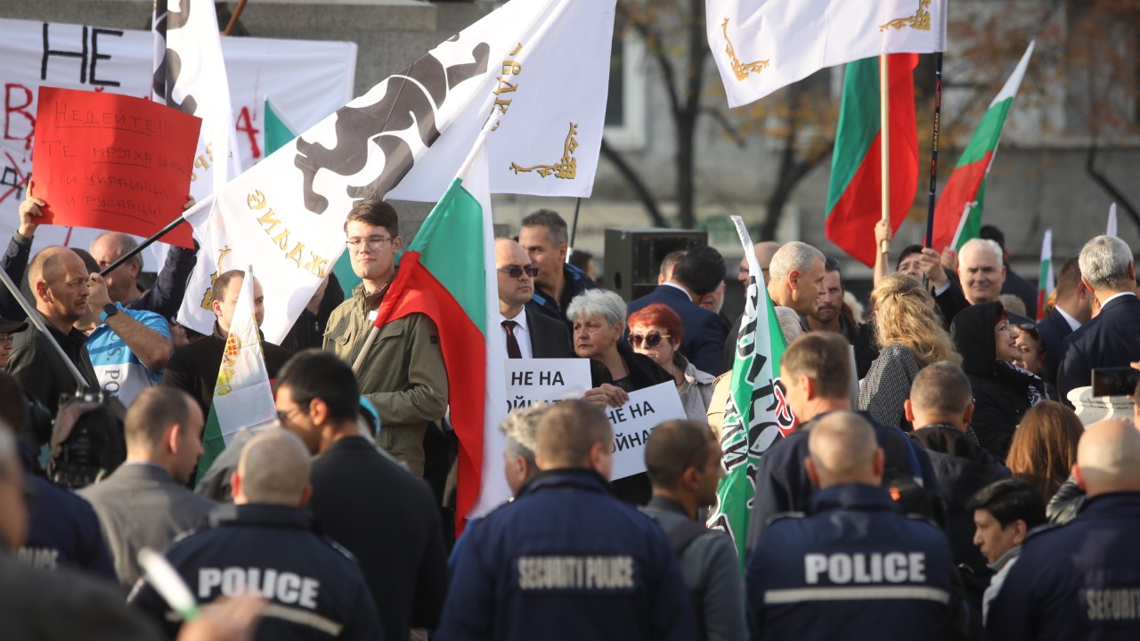 <p>&quot;Възраждане&quot; с протест пред Народното събрание срещу предложението България да предостави военна подкрепа на Украйна. Лозунгите на демонстрацията са &quot;НАТО вън&quot;, &quot;Не на войната&quot; и &quot;България - зона на мира&quot;.</p>