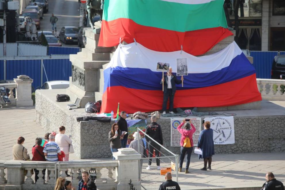 Възраждане протестира пред Народното събрание срещу предложението България да предостави