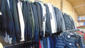 Иззеха множество фалшиви дрехи от магазин в Сопот съобщиха от