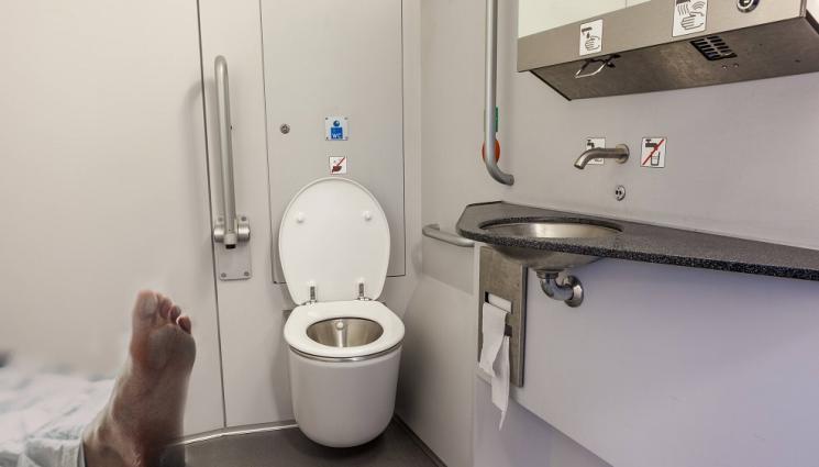 s - ЗЛОВЕЩА НАХОДКА: Мъртвец пътува 900 км в тоалетната на влак