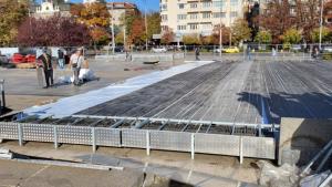 В Княжевската градина срещу Софийския университет започна изграждането на ледена