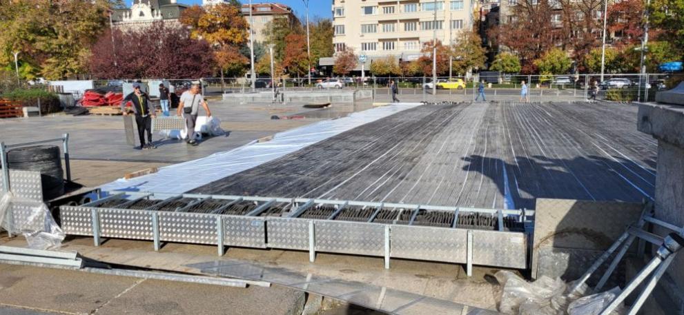 В Княжевската градина срещу Софийския университет започна изграждането на ледена