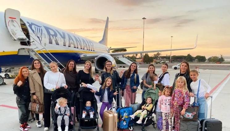 Лудогорец - НЕЖНА ПОДКРЕПА В ЛУДОГОРЕЦ: Футболни съпруги и деца превзеха Рим. 520 българи викат за „орлите“ на „Олимпико“