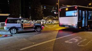 Пиян шофьор се блъсна в автобус на градския транспорт в