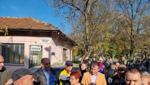Жители на тетевенското село Глогово излязоха на протест пред сградата