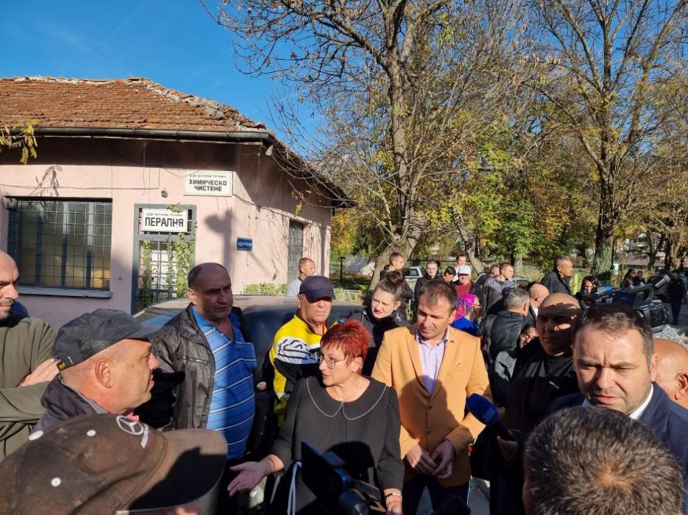 Жители на тетевенското село Глогово излязоха на протест пред сградата