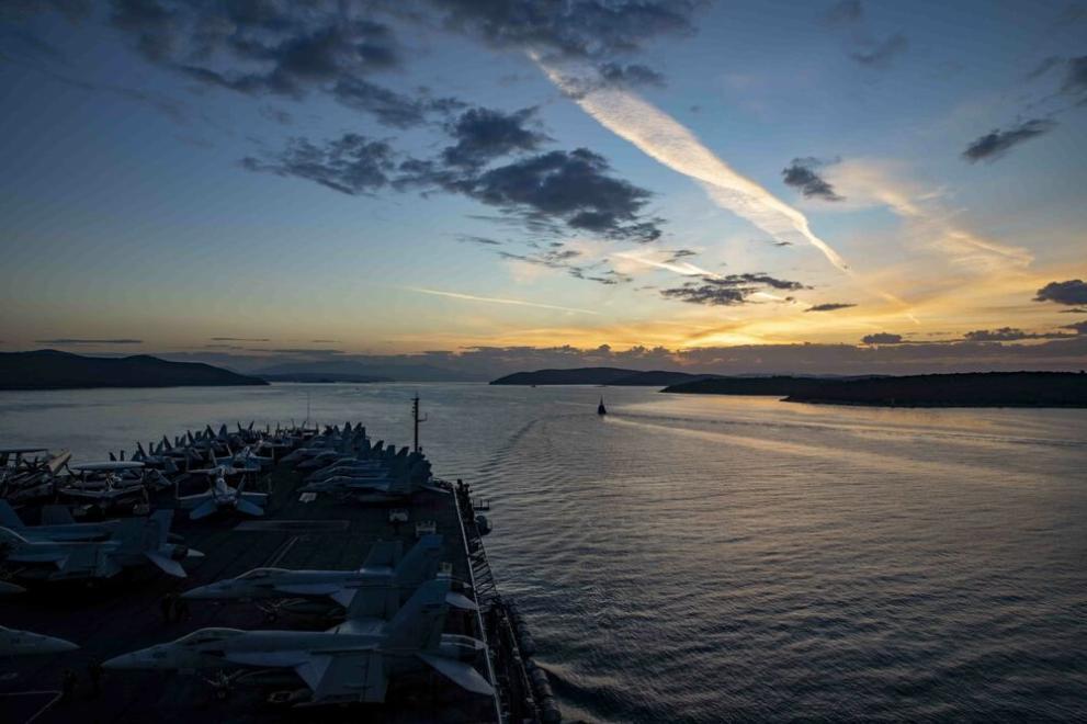 Турция пусна в експлоатация дългоочаквания си най-голям военен кораб, с