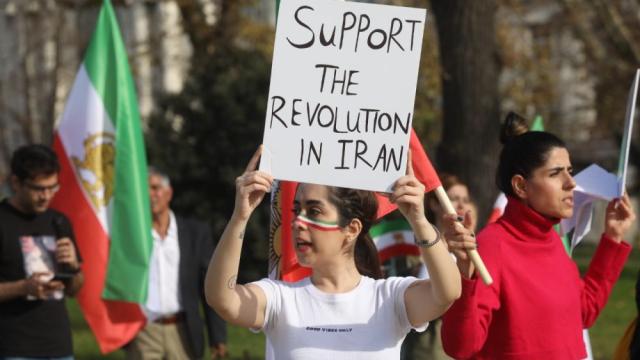 Край на мълчанието: Иранци излязоха на протест пред парламента (СНИМКИ)