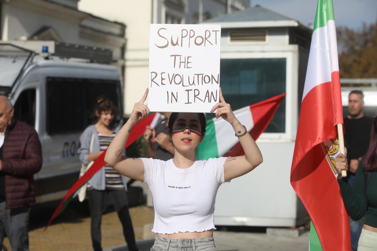 Иранци излязоха на протест пред сградата на Народното събрание
