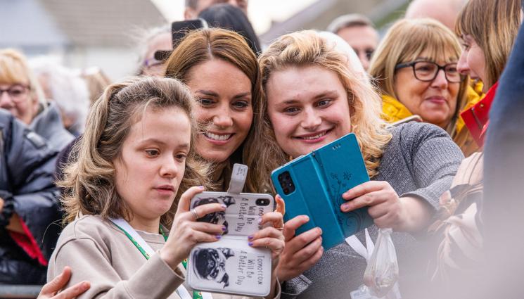 Кейт Мидълтън - НАРОДНА ЛЮБОВ: Почитател изправи на нокти Кейт Мидълтън (СНИМКИ)