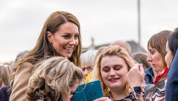 Кейт Мидълтън - ПОДИГРАВКА: Вестник се изгаври с Кейт Мидълтън (СНИМКИ)