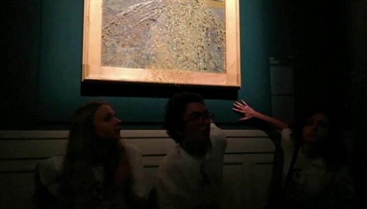 картина - БЕЗУМИЦАТА ПРОДЪЛЖАВА: Нов шедьовър на Ван Гог залят със супа (ВИДЕО)